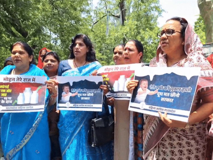 सांची दूध के दाम बढ़ने पर महिला कांग्रेस का प्रदर्शन:अध्यक्ष बोलीं- ऐसा समय आएगा, जब बच्चों को पोलियो ड्रॉप की तरह दूध पिलाया जाएगा
