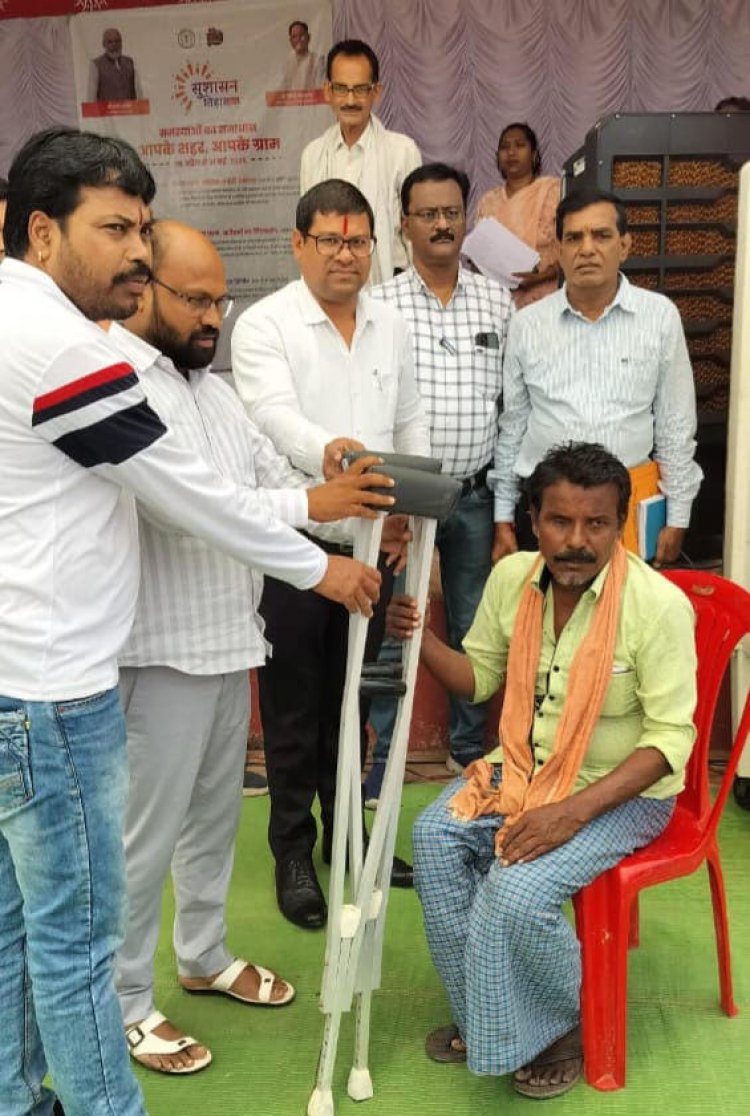 सुशासन तिहार में दिव्यांग को मिली बैसाखी