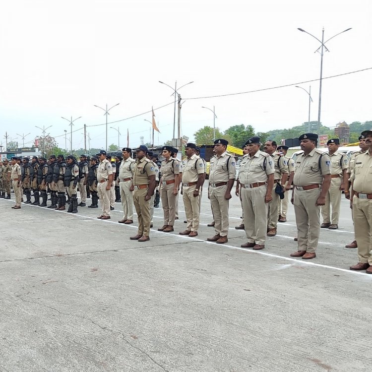 उज्जैन में जुमे की नमाज से पहले फ्लैग मार्च:संवेदनशील एरिये में उतरा भारी पुलिस बल, एएसपी ने कहा-इंटरनल सुरक्षा पर फोकस