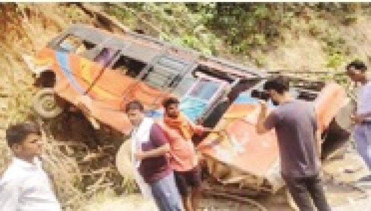 बारातियों से भरी बस खाई में, 3 मौतें