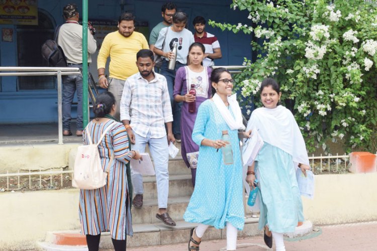 बीएड, डीएलएड प्रवेश, भारी अव्यवस्था के बीच हुई परीक्षा