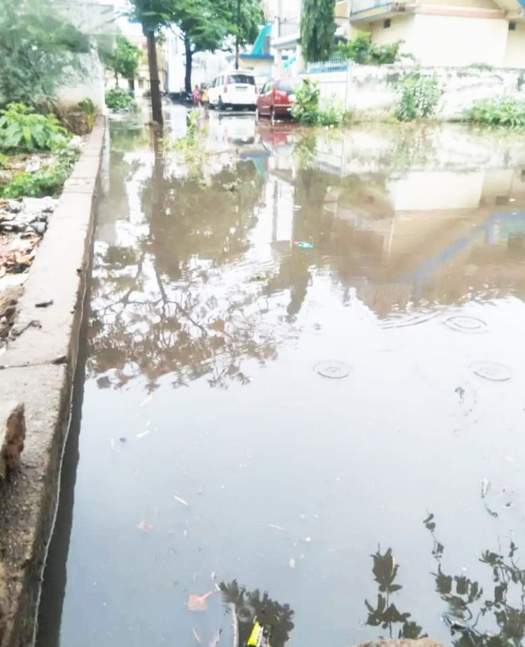 बारिश : नालियों का पानी  सडक़ पर