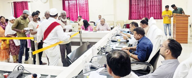 कलेक्टर जनदर्शन में सुनीं समस्याएं