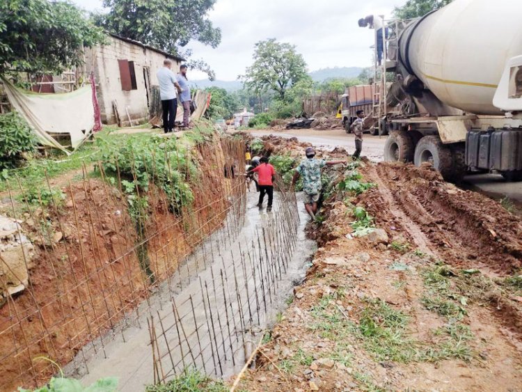 खबर का असर: रिटेनिंग वॉल व नाली बनाने खोदा गया था, गड्ढा, अब काम शुरू