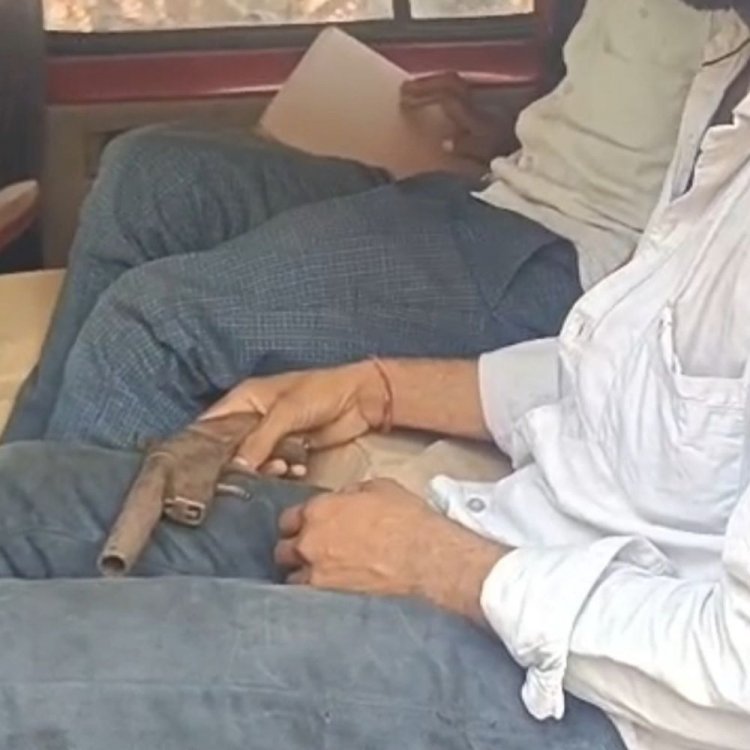 टीकमगढ़ में अवैध शराब और हथियार के साथ दो गिरफ्तार:सोम डिस्टिलरी के कर्मचारियों को ग्रामीणों ने दबोचा, 20 पेटी शराब जब्त