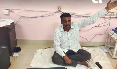 यूनिवर्सिटी ने दलित असिस्‍टेंट प्रोफेसर की कुर्सी हटाई:जमीन पर बैठने को मजबूर; 20 साल से बिना पूरे वेतन के पढ़ा रहे