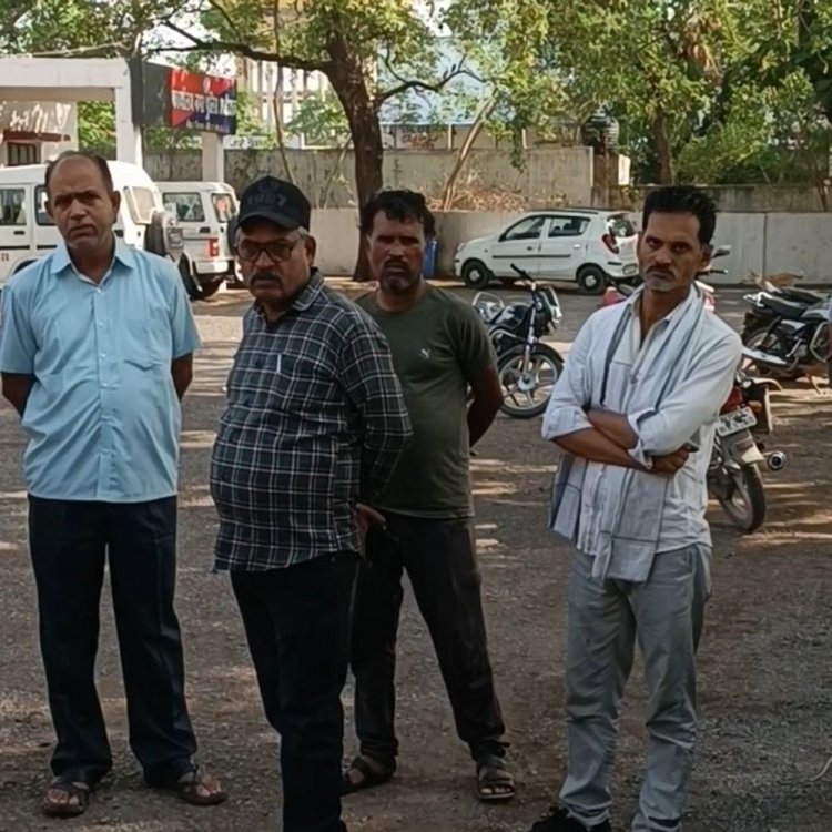 मिर्गी के मरीज ड्राइवर का बस में मिला शव:मैहर में परिजनों ने जताई हत्या की आशंका, बस मालिक पर मामला दबाने का आरोप