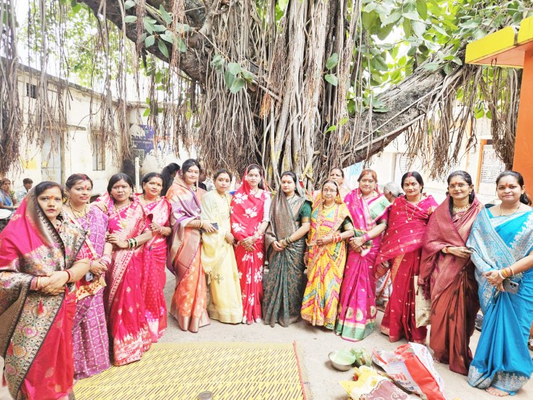 पति की दीर्घायु के लिए रखा वट सावित्री व्रत