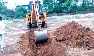 अविनाश डेवलपर्स के 12 एकड़ अवैध प्लाटिंग पर निगम का जेसीबी चला