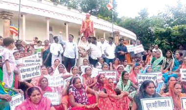 ग्राम दोन्देखुर्द में नई शराब दुकान के विरोध में महिलाओं ने विधायक को घेरा