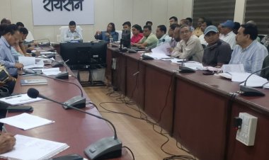 सड़कों पर बैठे गोवंश को गोशाला में भेजने का आदेश:रायसेन कलेक्टर ने दी नियमित पेट्रोलिंग की हिदायत, दुर्घटनाओं से बचाव पर जोर