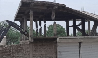 5 करोड़ की सरकारी जमीन से अवैध कब्जा हटाया:अनंतपुर में प्रशासन की बड़ी कार्रवाई; नोटिस के बाद भी नहीं माने तो प्रशासन ने तोड़ा निर्माण