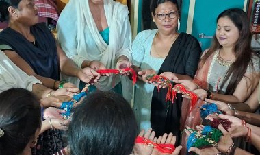 बैतूल में किन्नरों ने सैनिकों के लिए बनाईं तिरंगा राखियां:कहा- हमारी दुआएं बॉर्डर तक पहुंचेंगी; राष्ट्र रक्षा मिशन के जरिए सीमा पर भेजी जाएंगी