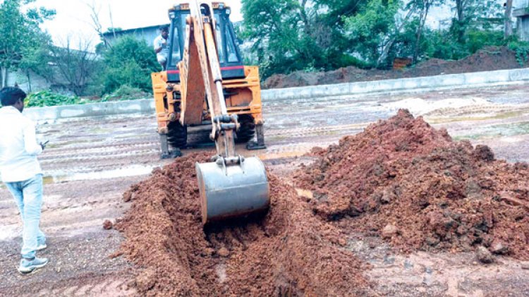 अविनाश डेवलपर्स के 12 एकड़ अवैध प्लाटिंग पर निगम का जेसीबी चला