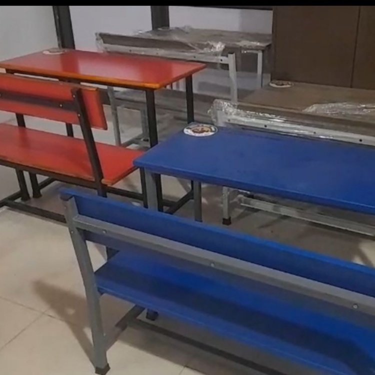 टोरंटो के NRI इंजीनियर ने दान की 10 डेस्क:सिवनी जिला प्रशासन की 'गिफ्ट अ डेस्क' मुहिम का असर