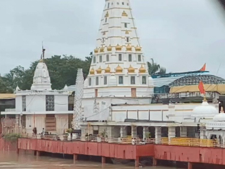 पशुपतिनाथ मंदिर के गर्भगृह में युवती ने बनाया वीडियो:जनप्रतिनिधियों के विरोध के बाद मांगी माफी; प्रबंधक ने कहा- सेक्रेटरी और SDM करेंगे फैसला