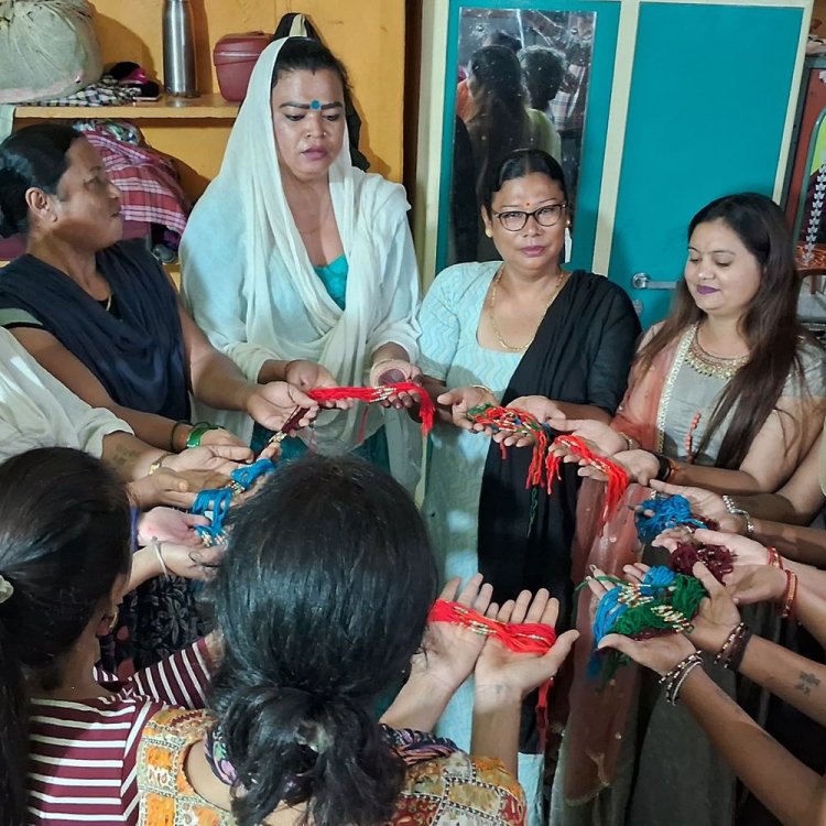 बैतूल में किन्नरों ने सैनिकों के लिए बनाईं तिरंगा राखियां:कहा- हमारी दुआएं बॉर्डर तक पहुंचेंगी; राष्ट्र रक्षा मिशन के जरिए सीमा पर भेजी जाएंगी