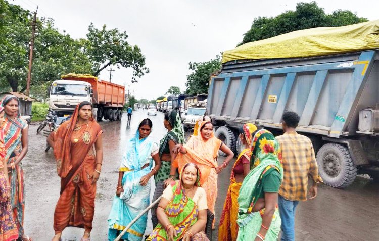 झिकाबहाल में ग्रामीणों का चक्काजाम, बस सेवा, पानी व सुरक्षा की कर रहे मांग