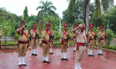 8वीं बटालियन में शान से लहराया तिरंगा