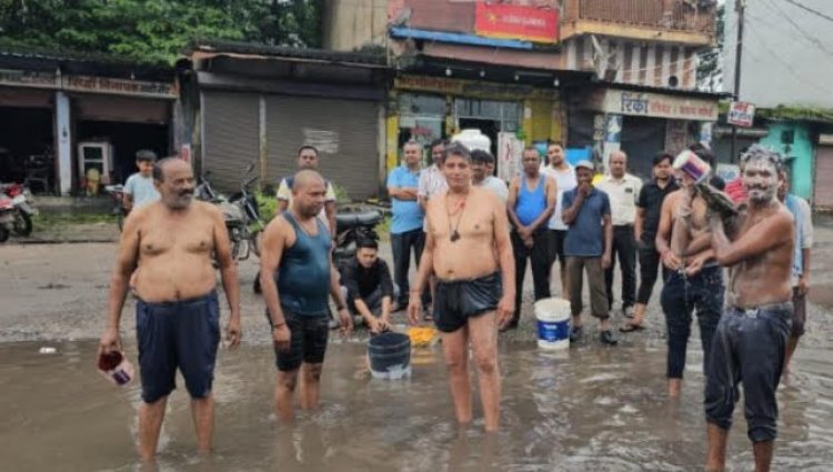 कोरबा की टूटी सड़कों पर गंदे पानी में नहाकर व्यापारियों ने खोली विकास के दावों की पोल
