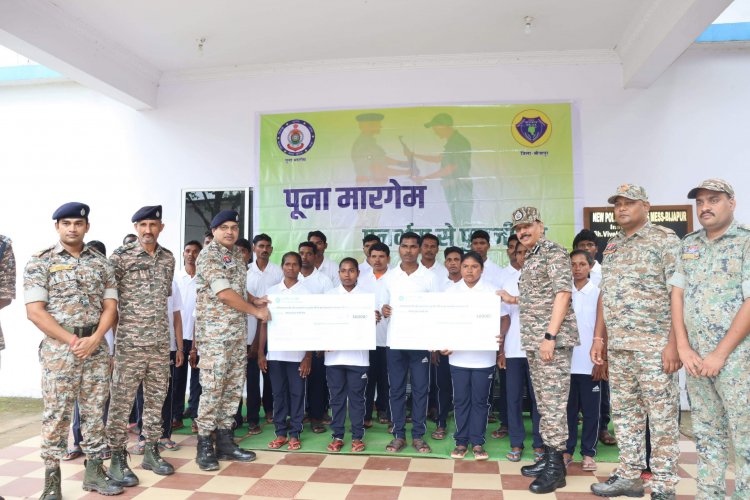 81 लाख के 20 ईनामी समेत 30 नक्सलियों ने किया सरेंडर