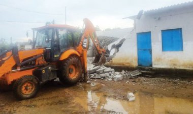 पत्रकार मुकेश चंद्राकर हत्याकांड: मुख्य आरोपी के बाड़े पर चला बुलडोजर