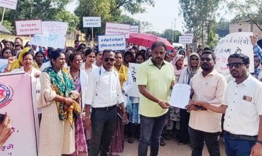 एनएचएम कर्मियों की सवाल रैली, भाजपा कार्यालय मिला बंद, धरना