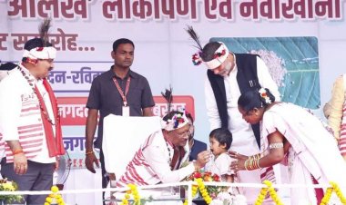 मुख्यमंत्री  विष्णुदेव साय का आत्मीय और वात्सल्यपूर्ण व्यवहार : नन्ही बच्ची भूमिका बघेल को दुलारते हुए खिलाया महुआ लड्डू