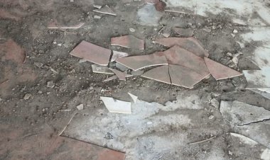 देवगढ़ में जर्जर भवन में प्राथमिक विद्यालय का संचालन:एक साल से चल रही पढ़ाई, प्रशासन को पत्र लिखा पर कोई सुनवाई नहीं