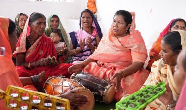 कैबिनेट मंत्री संपतिया उईके ने बजाई ढोलक, गाए देवी गीत:चिरईडोंगरी के काली मंदिर में चुनरी यात्रा के दौरान