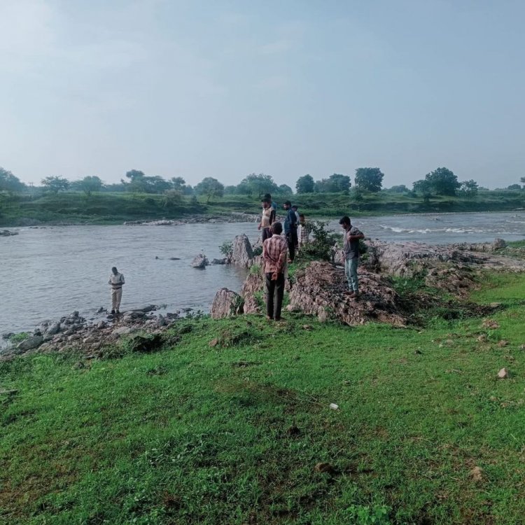 थांदला में नाबालिग का शव पद्मावती नदी में मिला:तीन दिन से लापता 17 साल था लड़का, शरीर पर चोट के निशान