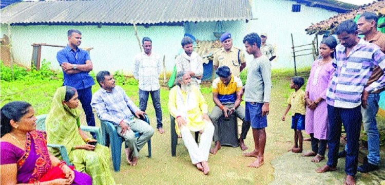 सडक़ हादसे में घायल महिला के परिजनों से मिले सांसद भोजराज