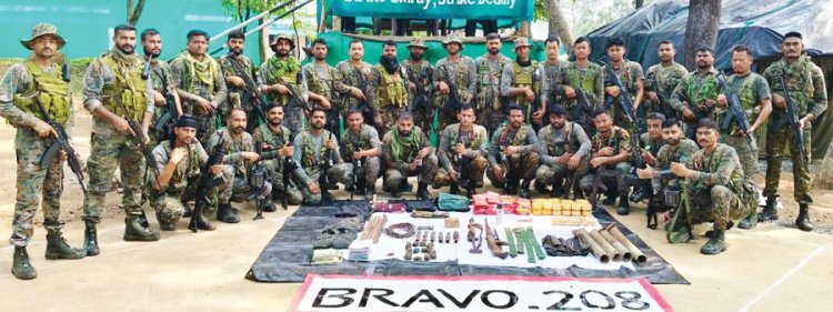 जंगल से नक्सलियों के छिपाए भारी मात्रा में हथियार व विस्फोटक सामान बरामद