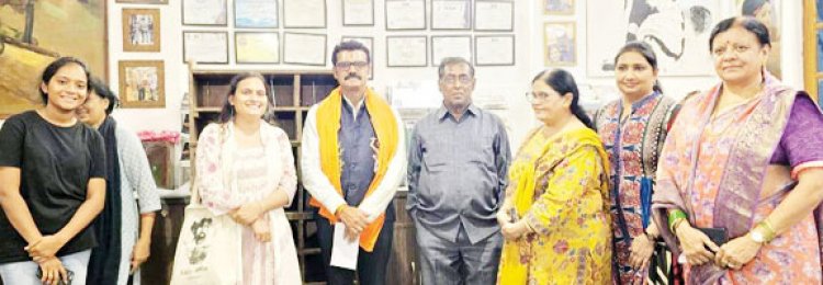 चित्रकला प्रदर्शनी में बस्तर आर्ट कोटी व टोपी पहनाकर महापौर का  स्वागत