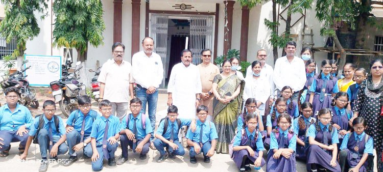 पालिकाध्यक्ष ने स्कूली बच्चों को चश्मा का किया वितरण