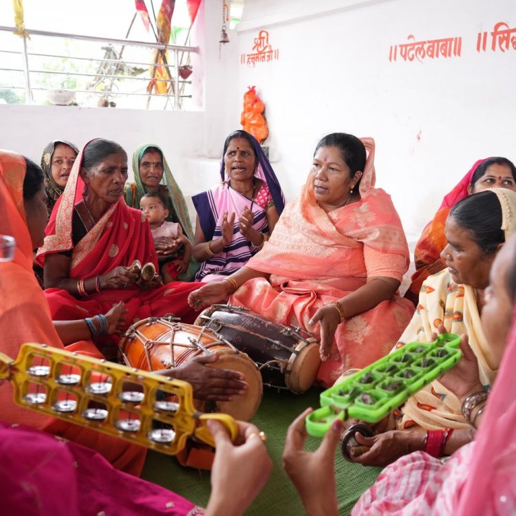 कैबिनेट मंत्री संपतिया उईके ने बजाई ढोलक, गाए देवी गीत:चिरईडोंगरी के काली मंदिर में चुनरी यात्रा के दौरान