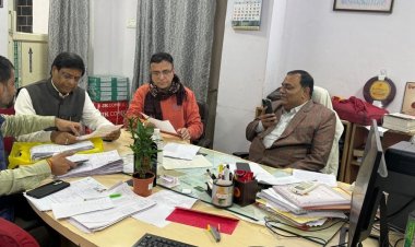 एसआईआर में डिजिटलाइजेशन की आधी रात में जांच:संयुक्त मुख्य निर्वाचन पदाधिकारी ने किया औचक निरीक्षण, बीएलओ को फिल्म दिखाने-सैर कराने का ऑफर दे रहे कलेक्टर