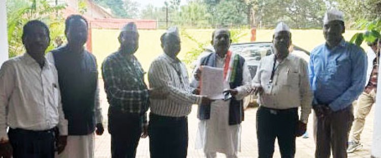 मांगों को लेकर सहकारी समिति कर्मचारी संघ ने बस्तर विधायक को सौंपा ज्ञापन