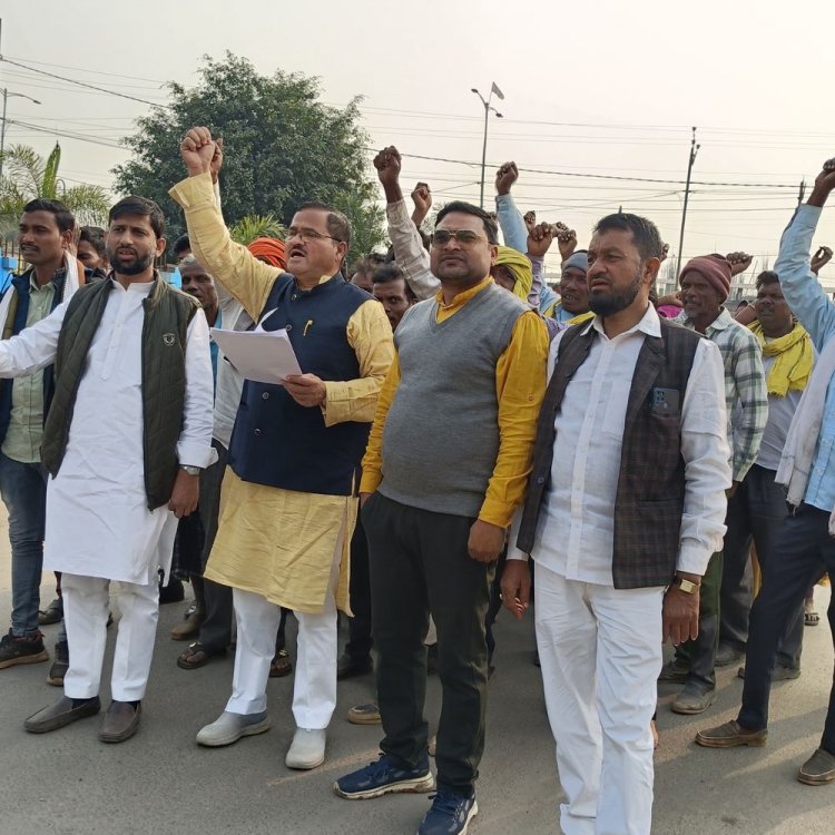 सिंगरौली में आदिवासी भूमि अधिग्रहण का विरोध:ग्रामीणों ने कलेक्टर को ज्ञापन सौंपकर प्रक्रिया रोकने की मांग की