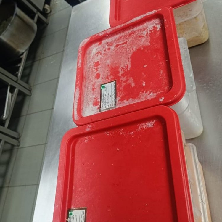 जबलपुर के हिल्टन होटल में गंभीर अनियमितताएं उजागर:किचन में पुराने खाद्य पदार्थ, सुरक्षा-श्रम मानकों की अनदेखी