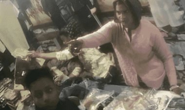 दो महिलाओं ने कपड़ों की दुकान से चार जैकेट उड़ाईं:नरवर में CCTV में एक महिला स्टाफ को उलझाती दिखी, दूसरी बैग में जैकेट छिपाकर फरार