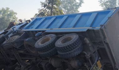 खड़ी कार बचाने में अनियंत्रित होकर पलटा ट्रक:पन्ना में शाहनगर-झुकेही मार्ग पर हादसा, ड्राइवर सुरक्षित