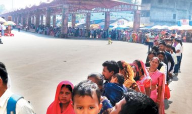 दंतेश्वरी मंदिर में भक्तों का रेला