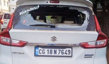 दिनदहाड़े  एनएमडीसी कर्मचारी टाउनशिप में 12 गाडिय़ों में तोडफ़ोड़