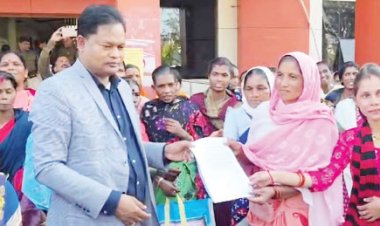 तीन माह से राशन नहीं मिलने का आरोप, पलारी के सैकड़ों ग्रामीण पहुंचे कलेक्टोरेट