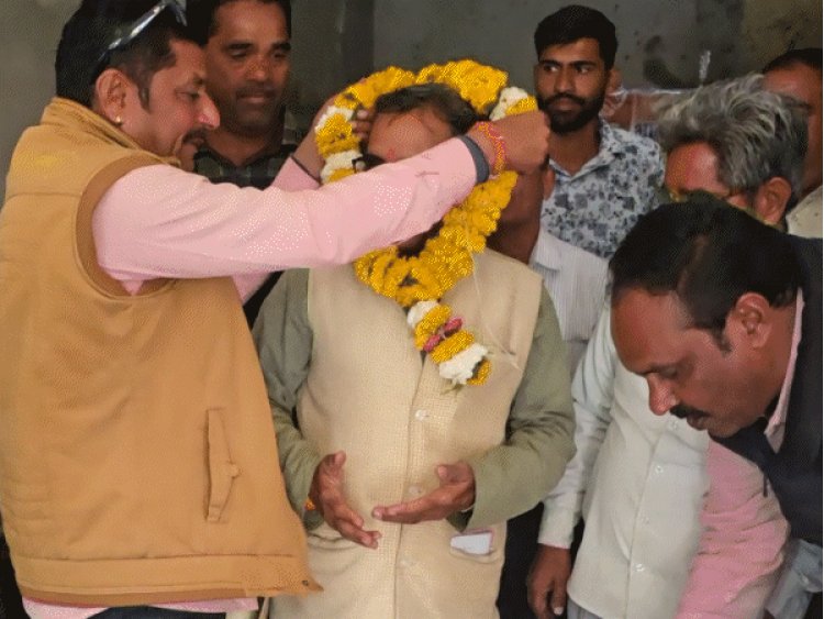 लैंड पुलिंग निरस्त होने के बाद किसान संघ का जश्न:आतिशबाजी के साथ किसानों ने एक-दूसरे को मिठाई खिलाई