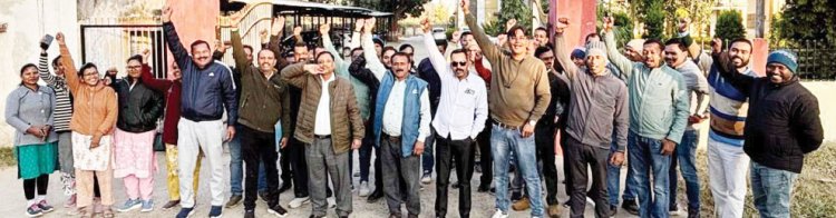 अधिकारी-कर्मियों के बिजली बिल में 50 फीसदी छूट समाप्ति के विरोध में जनता यूनियन का हल्ला बोल