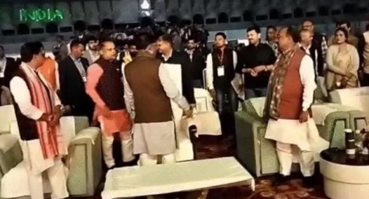 युवा महोत्सव में पीछे जगह मिलने पर नाराज हुए अमर, सीएम ने सामने बुलाया तो माने