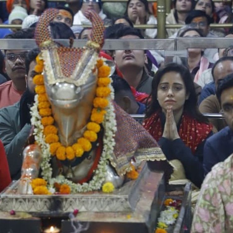 एक्ट्रेस नुसरत भरुचा के महाकाल दर्शन पर विवाद:मौलाना रजवी बोले- शरीयत की नजर में गुनहगार; संत ने बताया घर वापसी