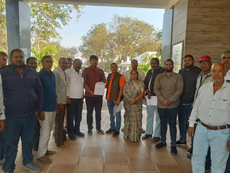 रिलायंस बायोगैस प्लांट में पैरा को लेकर विवाद, किसानों ने सौंपा ज्ञापन